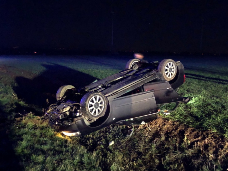 Das Auto des 31-Jährigen hatte sich überschlagen. Foto: FFW Hohenhameln 