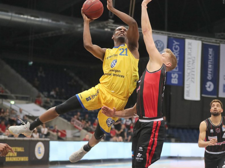 Dyshawn Pierre (li.) konnte die Niederlage seines Teams trotz seiner 21 Punkte nicht verhindern. Foto: Agentur Hübner