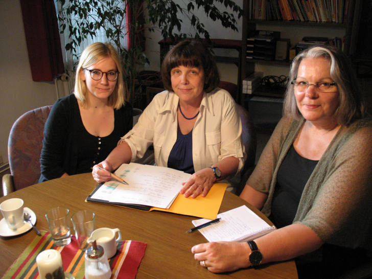 Imke Byl, Anette Witt (Geschäftsführerin Caritas) und Susanne Kliche (Grüne Stadtratsfraktion). Foto: Caritasverband Gifhorn e.V.
