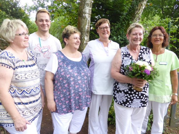 Bärbel Kruschunna und Gabriele Ützfeld (jeweils mit Blumenstrauß) im Kreise ihrer Kolleginnen sowie der vorgesetzten Pflegedienstleitung Bärbel Dietrich (im grünen Kasak). Foto: Resch-Hoppstock