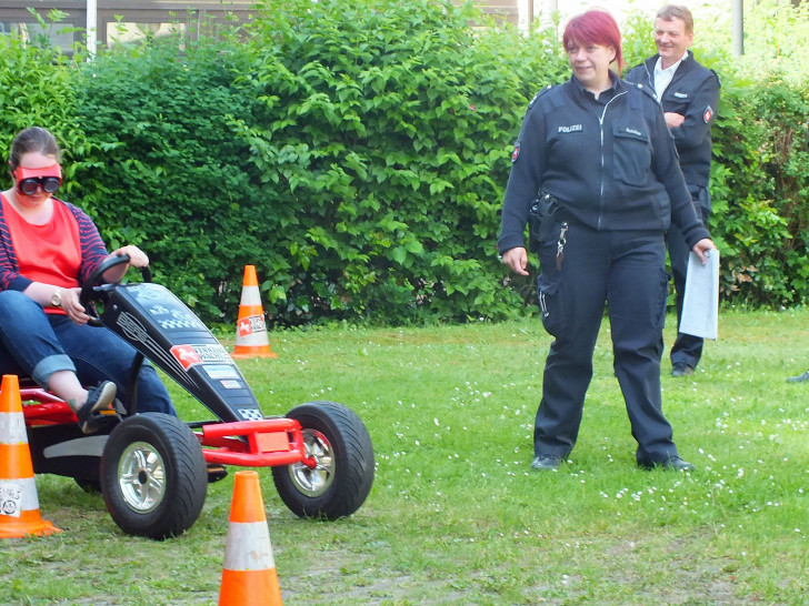 Präventionseinsatz der Polizei mit dem Kettcarparcours der Kreisverkehrswacht Helmstedt e.V. Foto: Achim Klaffehn