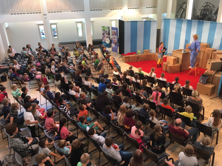 150 Grundschüler bei der Aufführung des Präventionstheaterstücks „Ganz schön blöd!“ Foto: Landkreis Goslar