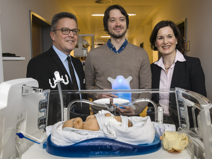 Dr. Thomas Bartkiewicz, Maximilian Blendinger und Inken Holldorf freuen sich über den Einsatz der Hightech-Matratze für Frühgeborene am Klinikum Braunschweig (v. li.). Fotos: Klinikum Braunschweig/Peter Sierigk