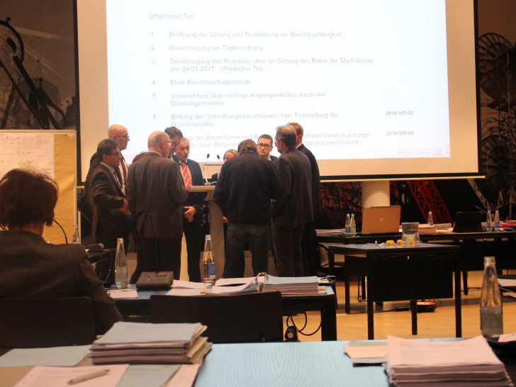 Bei einer kurzen Sitzungsunterbrechung berieten die Fraktionsvorsitzenden über das fehlgeschlagene Losverfahren. Foto: Antonia Henker