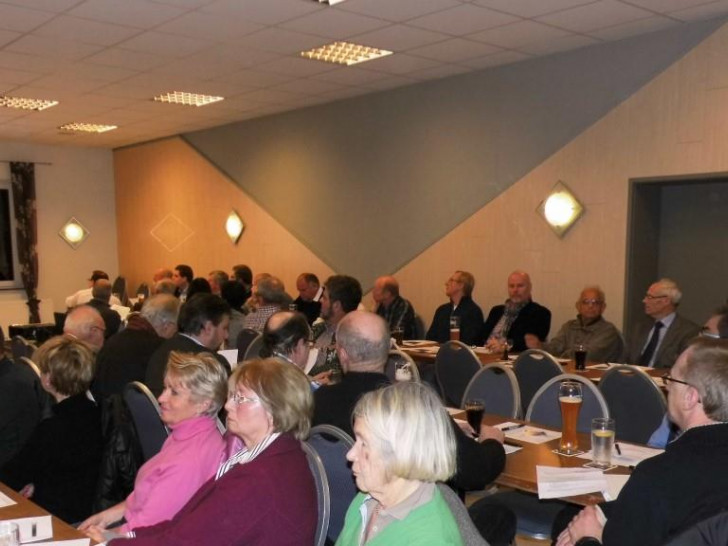 Zur gut besuchten Funktionsträgerkonferenz hatten sich zahlreiche Vertreter im Dorfgemeinschaftshaus Halchter eingefunden. Fotos: Andreas Meißler