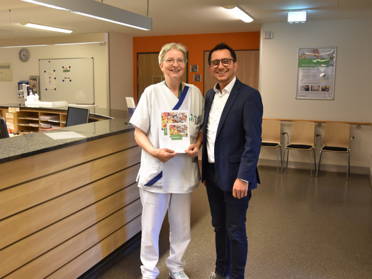 Klinikgeschäftsführer Dr. Osman Mersinli überreicht Manuela Tassler von der IMC-Station einen Frühstücksgutschein. Foto: Helios Kliniken