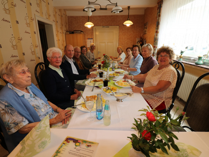 Spargelessen der CDU Seniorenunion in der Gaststätte „Zur Traube“ in Burgdorf. Im
Bild Ursula Hertzer (4. v. re.) und Marlis Burgdorf (5.v. re) mit den
weiteren „Spargelessern“. Foto: Lorenz