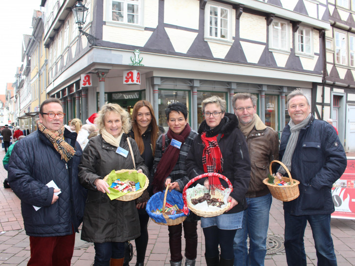 Der Vorstand des CDU-Stadtverbandes und die CDU-Fraktion im Stadtrat verteilten was zum Naschen. Foto: Jan Borner