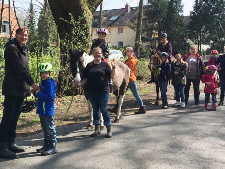 Eine Aktion des DRK Wolfenbüttel – Ein Tag auf dem Reiterhof mit Geschwisterkindern. Foto: DRK