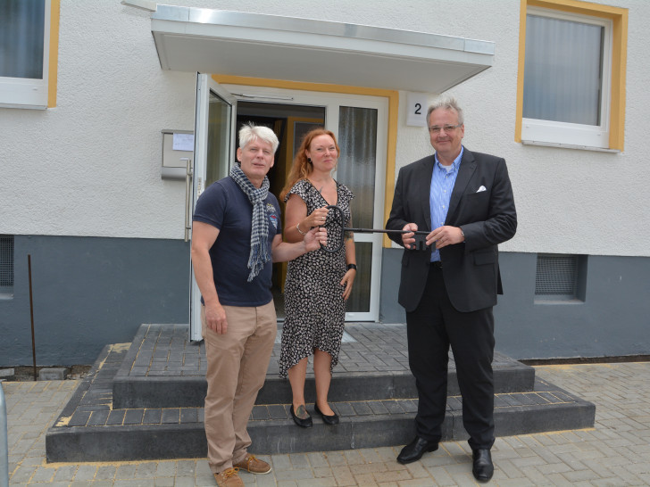  Ziehen an einem Schlüssel: Remenhof-Geschäftsführer Per Møller (links) mit seiner Bereichsleiterin Jennifer Kaufmann und WoBau-Geschäftsführer Markus Hering. Foto: WoBau 