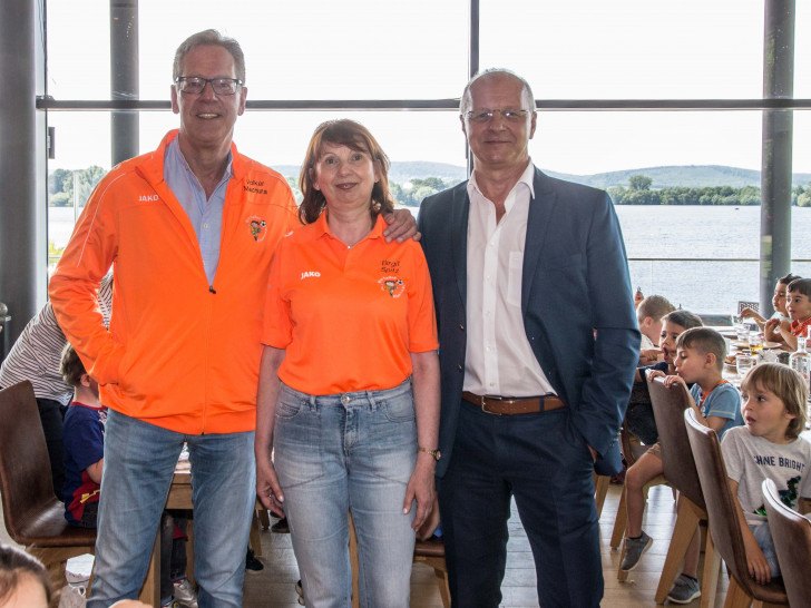 v.l.n.r.: Volker Machura, Birgit Spitz von Wir helfen Kindern e.V. und Eugen Schulz vom Café del Lago. Foto: Rudolf Karliczek
 