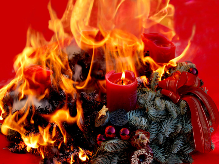 Alle Jahre wieder sorgen in der Weihnachtszeit brennende Adventsgestecke für erhöhte Einsatzzahlen der Feuerwehr. Die Feuerwehr gibt Tipps, wie sich Bränden vermeiden lassen. Foto: Das sichere Haus