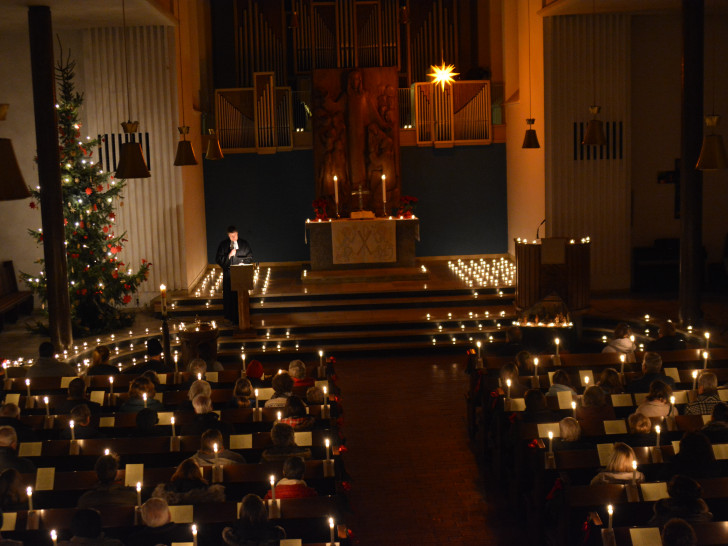 Viele Besucher tauchen beim Lichterfest die Kirche in stimmungsvolles Licht. Foto: Evangelisch-lutherischer Kirchenkreis Peine