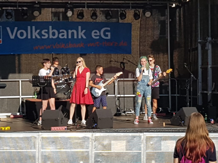 Die Schulband "SplitID" auf dem Schöninger Altstadtfest.

Foto: Bengt Hagelstein