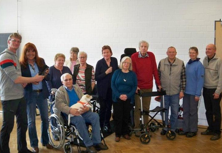Die Mitglieder der MS-Selbsthilfegruppe Wolfenbüttel ließen sich über neueste Hilfsmittel und dessen Handhabung informieren. Foto: Privat