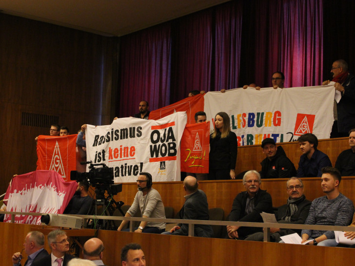 Mit Transparenten brachte die IGM-Jugend ihren Protest bis in den Ratssaal. Fotos: Sandra Zecchino