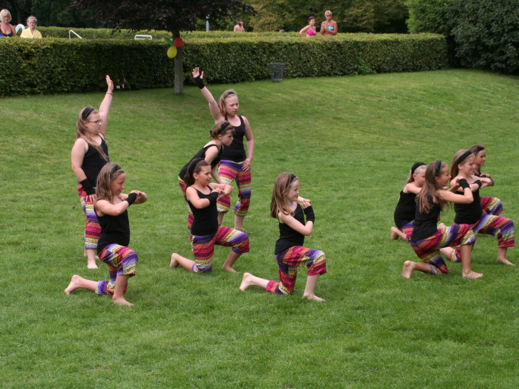 Die Dance Kids aus Destedt zeigten beim Sommerfest im Freibad am Elm ihr Können. Foto: Privat