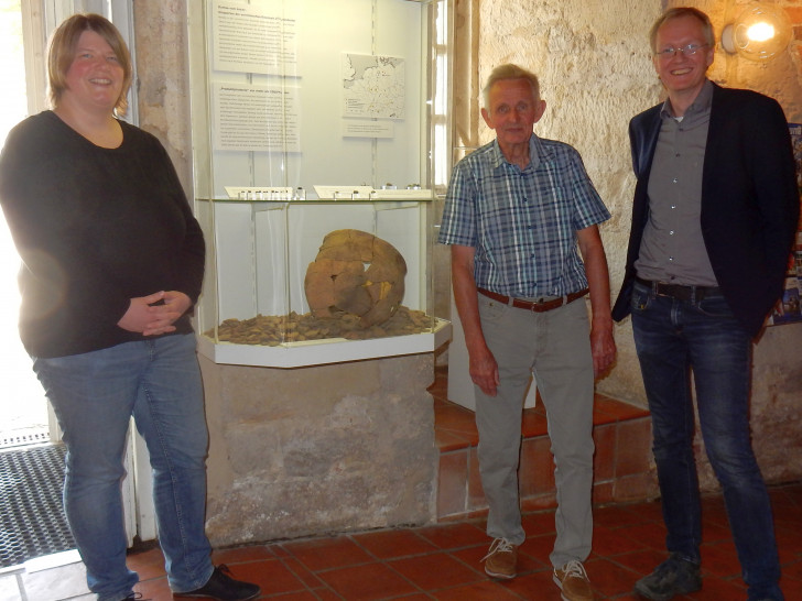 Kreisarchäologe Dr. Ingo Eichfeld (rechts im Bild) und Kuratorin Wiebke Manzke danken dem Finder für seine Aufmerksamkeit und die Überlassung der Leihgaben. Foto: Stadt Gifhorn