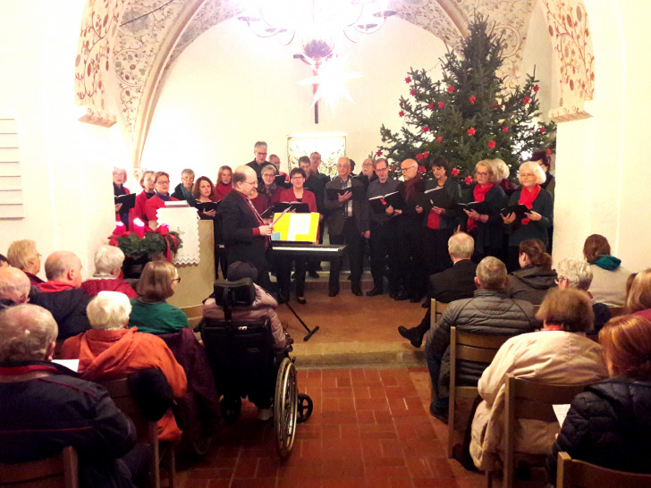 Vokal Total singt im weihnachtlichen Altarraum. Foto: privat