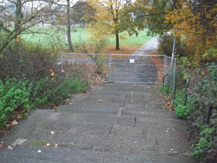 Die Treppe am Theaterparkplatz ist gesperrt. Foto: Stadt Wolfsburg