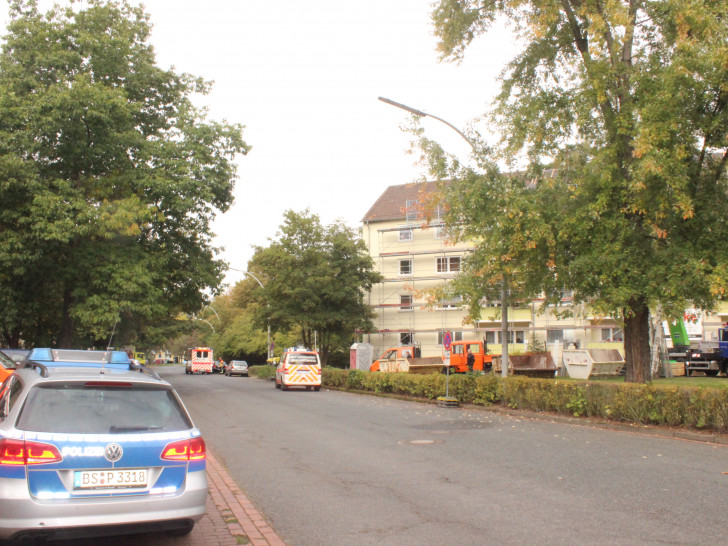 In der Magdeburgstraße kam es am Montag zu einem Arbeitsunfall auf dem Dach eines Mehrfamilienhauses. Fotos: Anke Donner 