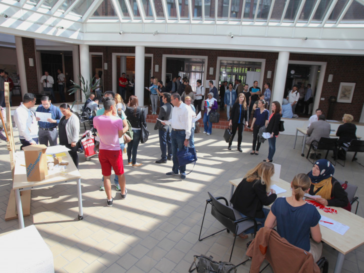 Im Forum des Kreishauses fand heute das erste Job-Speed-Dating für Flüchtlinge statt. Foto: Alec Pein
