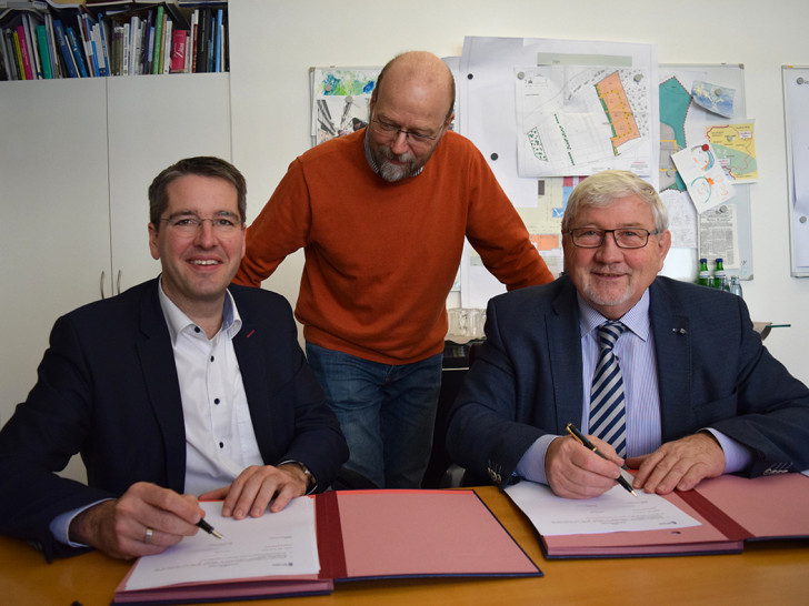 Der Vertrag wurde in Goslar unterzeichnet: Oberbürgermeister Dr. Oliver Junk, Thomas Moll, Fachdienstleiter Umwelt- und Gewässerschutz der Stadt Goslar, und Verbandsvorsteher Hans-Hermann Baas (v. li.). Foto:  Wasserverband Peine