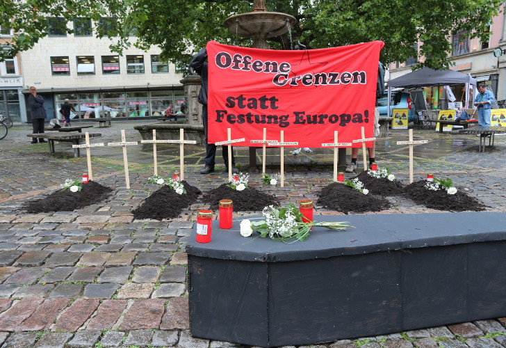 Die Toten kommen...auch nach Braunschweig 25 Gegner/innen der europäischen Abschottungspolitik errichten symbolische Gräber auf dem Kohlmarkt. Foto: privat