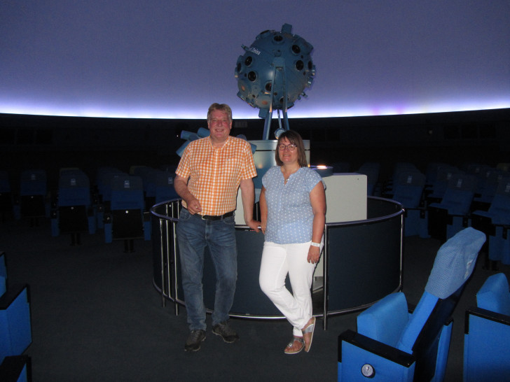 Ralf Mühlisch (Aufsichtsratsvorsitzender im Planetarium) und Iris Schubert (stv. Kulturausschussvorsitzende) beim Info-Besuch vor dem Projektor des Planetariums. Foto: privat