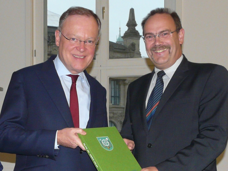 Niedersachsens Ministerpräsidenten Stephan Weil bekam von Langelsheims Bürgermeister Hartmut die Festschrift überreicht. Foto: Privat