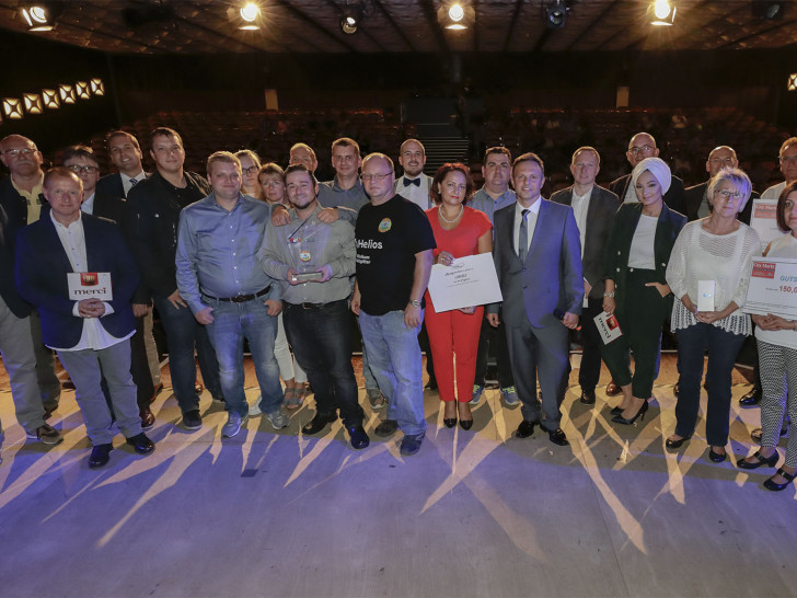 Die Vertreter von „Kicken für KidSZ“ freuen sich mit den Vertretern der Stadt Salzgitter, Sponsoren und Gewinnern über „die Bunte Sole“. Foto: Siegfried Krause