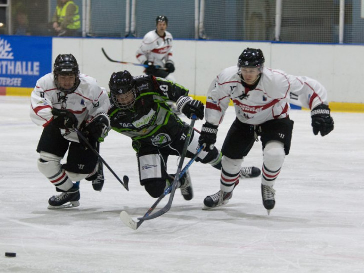 Oft wurden die Icefighters von den Weserstars in die Zange genommen. Fotos: Jens Bartels