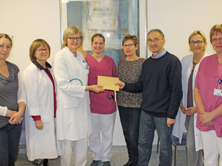 Von links: Bettina Häger (Stationsleiterin), Andrea Georgi-Laumert, Palliativmedizinerin Dr. Mechthild Altenhoff, Meike Krake (Palliativkraft), Astrid und Hans-Joachim Löwe, Susanne Giesemann und Mary Angerstein (Palliativkraft) bei der Spendenübergabe. Foto: Städtisches Klinikum