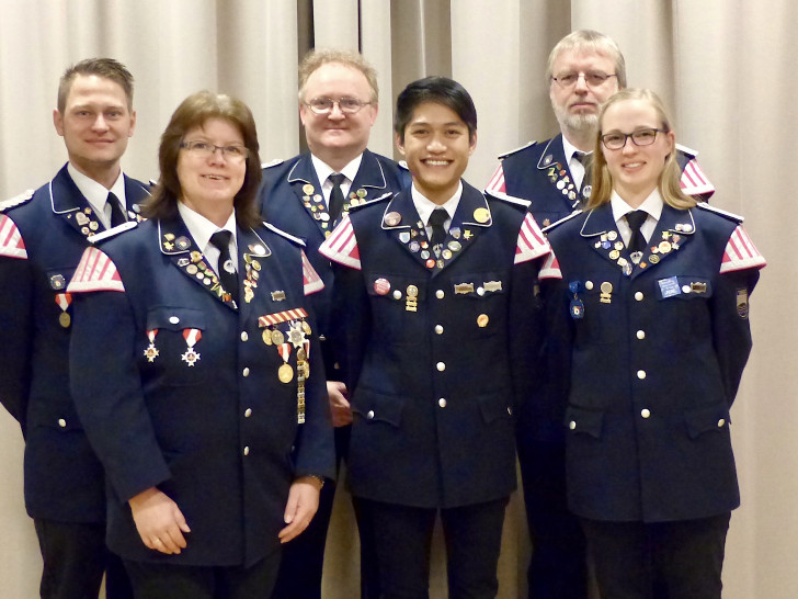 Björn Bühnert, Heike Tomalik, Torsten Sippel, Duc Nguyen, Dieter Tomalik und Maren Tacke (v. li.). Foto: Spielmannszug Vöhrum