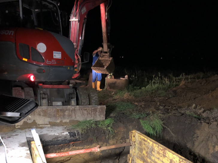 Ortsbürgermeister Andreas Glier bedankt sich bei den Stadtwerken und der Tiefbaufirma, die die Wasserversorgung nach knapp drei Stunden sicherstellen konnten. Foto: Andreas Glier