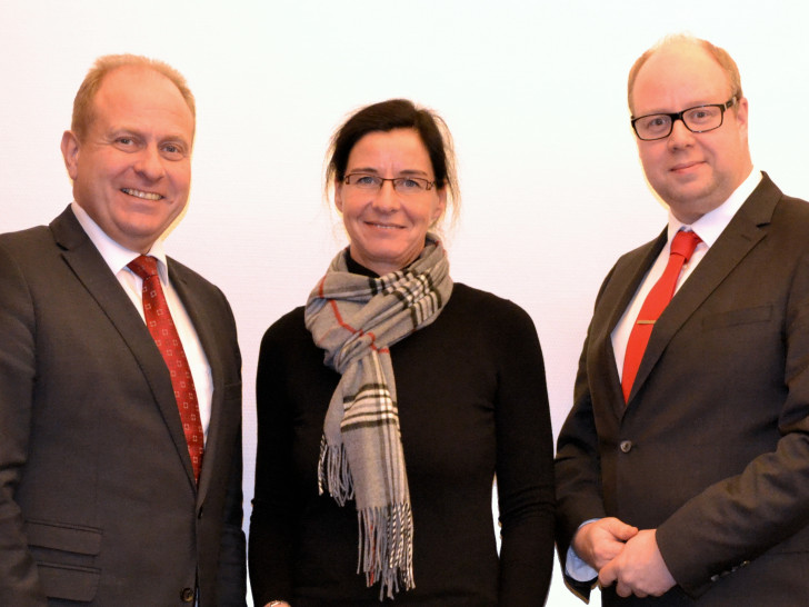 Landrat Gerhard Radeck, Landtagsabgeordnete Veronika Koch (CDU) und Landtagsabgeordneter Jörn Domeier (SPD) Foto: Landkreis Helmstedt