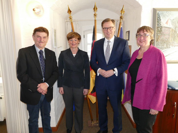 Begrüßen die neue Leiterin des Bildungszentrums Gunhild Posselt (2. v. li.): Helmut Hermann, Aufsichtsratsvorsitzender der gemeinnützigen Bildungs- und Kultur GmbH, Landrat Dr. Andreas Ebel, Karen Wachendorf, Aufsichtsrat der gemeinnützigen Bildungs- und Kultur GmbH (v. li.). Foto: Landkreis Gifhorn