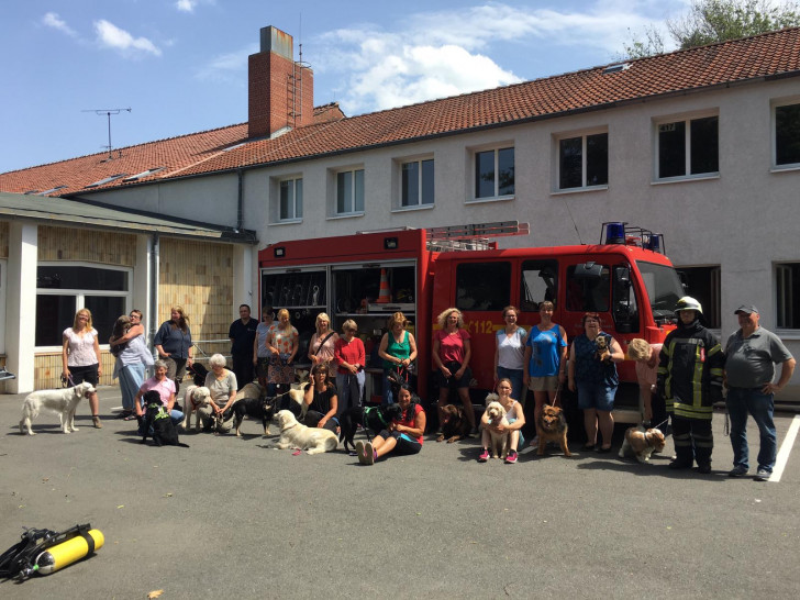 Susanne Kiehne und Krümel trafen gemeinsam mit dem Arbeitskreis Schulhund Niedersachsen Süd-Ost auf die Freiwillige Feuerwehr Oker. Foto: AGG Goslar