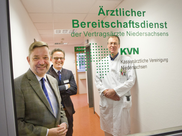 Dr. Thorsten Kleinschmidt, Vorsitzender der Kassenärztlichen Vereinigung im Bezirk Braunschweig, Dr. Thomas Bartkiewicz, Ärztlicher Direktor des Städtischen Klinikums Braunschweig und Dr. Christoph Haedicke, Leitender Abteilungsarzt der Zentralen Notaufnahme des Städtischen Klinikums Braunschweig (v.l.n.r.)  freuen sich auf den Umzug. Foto: Klinikum/Scheibe 