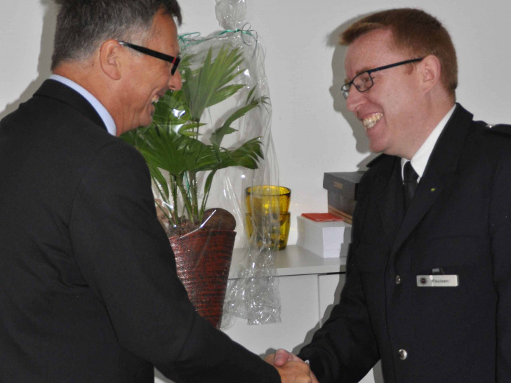 Polizeipräsident Michael Pientka (li.) beglückwünscht Jörn Paulsen, den neuen Leiter des Polizeikommissariats Süd. Foto: Polizei