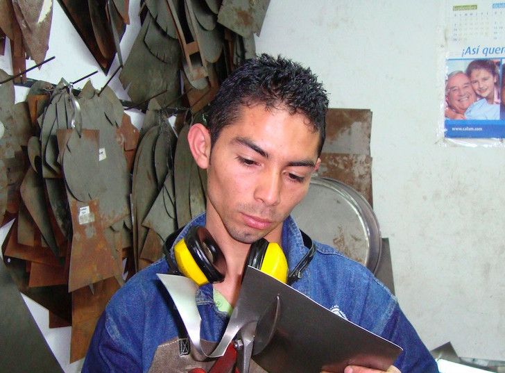 Mitarbeiter im Projekt "Oxidos" ("die Rostigen") bei der
Verarbeitung von gesammelten Alteisen zu Uhren in Bogota, Kolumbien. Foto: Privat