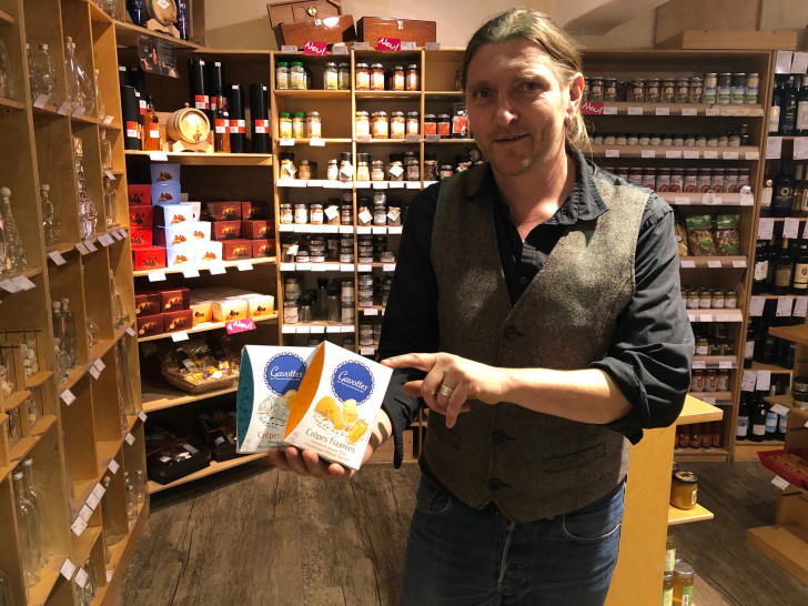 Jörn Zeisbrich präsentiert neue Crunchy-Käse-Snacks, prall gefüllt mit Blauschimmel- oder Chaddar-Käse. Foto: Marc Angerstein