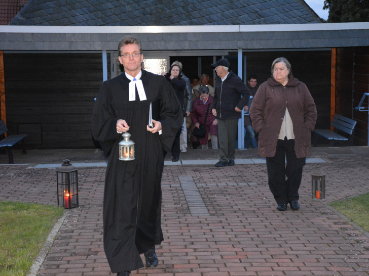 Pastor Carsten Warncke trug das Osterlicht aus der Friedhofskapelle zur Kirche. Foto: Evangelisch-Lutherischer Kirchenkreis Peine