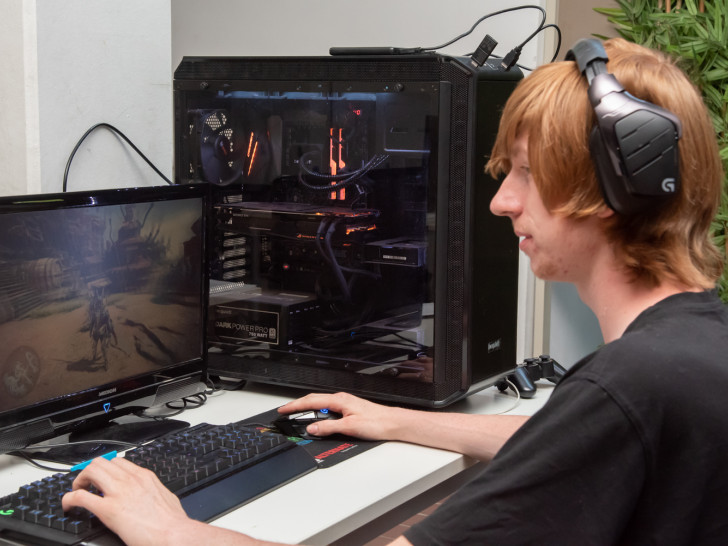 Der 21-jährige Christian Nuglisch spielt Monster Hunter World. Fotos: Tanja Bischoff