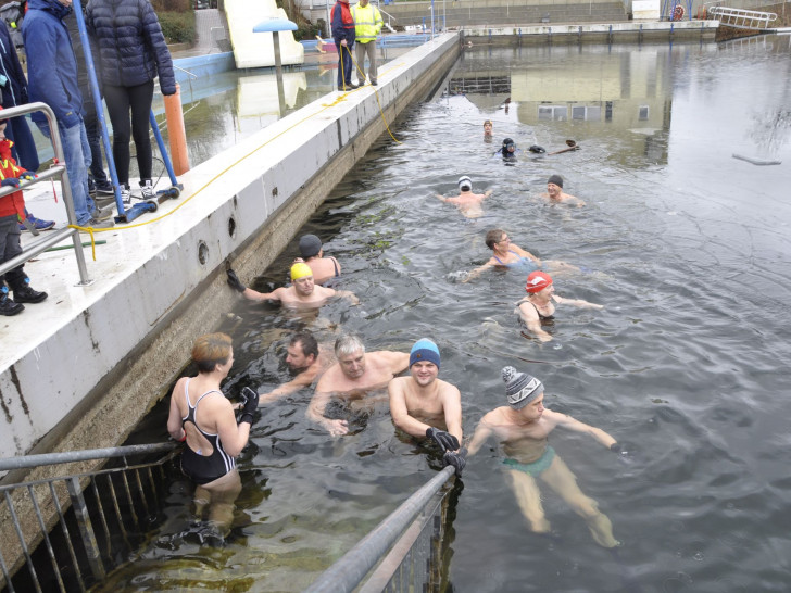 Im vergangenen Jahr wagten sich einige ins kalte Nass. Fotos: Wolfenbütteler Schwimmverein von 1921 e.V.