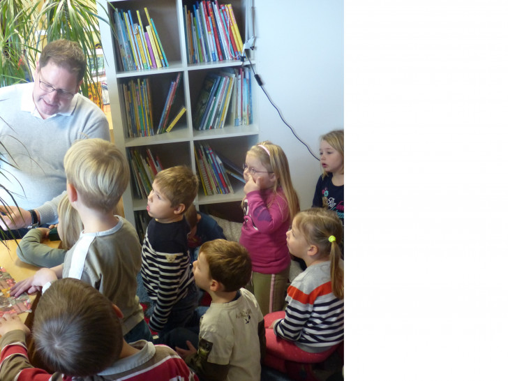 Marcus Bosse las den Kindern der KiTa vor. Foto: privat