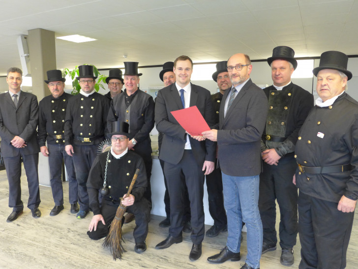 Fachdienstleiter Achim Zöfelt (3. von rechts) überreichte Mario Wachsmuth (5. von rechtes) die Bestallungsurkunde. Foto: Stadt Salzgitter