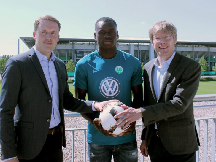 Kommt vom belgischen Erstligisten KV Oostende: Toptalent Nany Landry Dimata (Mitte) mit VfL-Geschäftsführer Dr. Tim Schumacher (rechts) und VfL-Sportdirektor Olaf Rebbe. Foto: VfL Wolfsburg