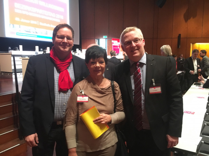 Regina Bollmeier gemeinsam mit Marcus Bosse MdL (links) und Falk Hensel auf dem SPD-Bezirksparteitag in der Stadthalle Braunschweig. Foto: Privat