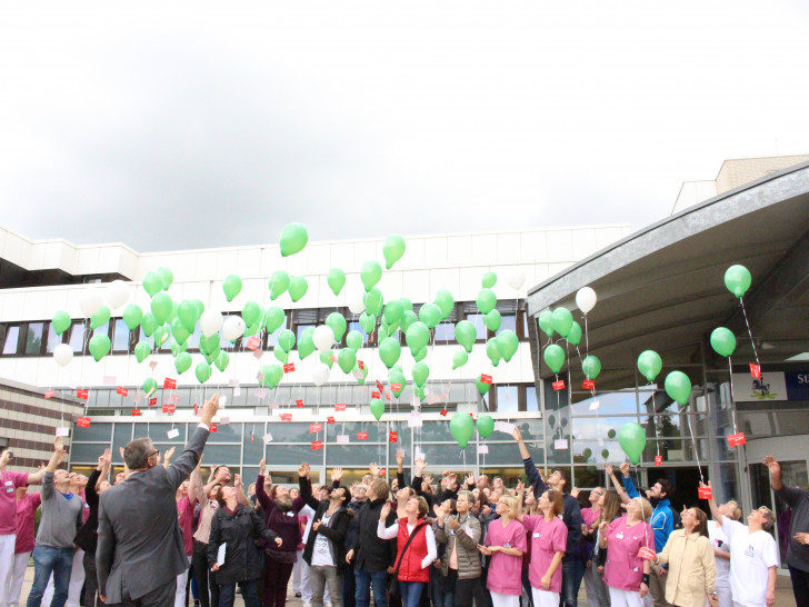 Ärzte und Mitarbeiter aus Verwaltung, Personal, Pflege, Physiotherapie und anderen Abteilungen setzten mit 100 Luftballons ein Zeichen gegen die geplante Krankenhausreform. Fotos: Max Förster
